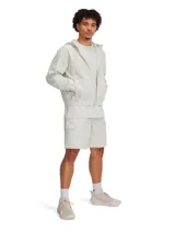 Campera deportiva con capucha y cierre frontal, confeccionada en tejido técnico resistente al agua y elástico. Presenta bolsillos laterales con cierre, puños y bajo elásticos.