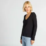 Camiseta negra de manga larga con cuello de pico.