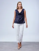 Blusa sin mangas de microtul bordado con lentejuelas plateadas, con forro interno a tono y escote volcado.