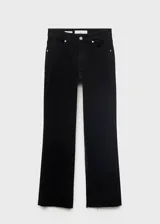 Pantalón de jean negro de tiro medio y corte flare, con diseño crop y bajo deshilachado. Cuenta con cierre de cremallera, botón frontal, trabillas para cinturón y cinco bolsillos clásicos.