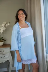 Bata kimono gris claro de algodón con volados en mangas y ruedo. Tiene mangas al codo y lazo de algodón para ajustar en la cintura.