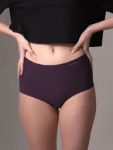 Bombacha hipster color violeta de Calvin Klein, con cintura alta y logo de la marca en la parte superior.