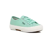 Championes de lona color aguamarina con cordones, suela de goma blanca y detalle de marca en el lateral.
