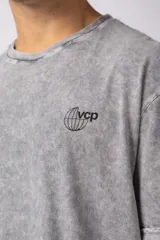 Remera de algodón con efecto lavado ácido en color gris, de corte holgado y manga corta. Presenta estampados gráficos minimalistas en el pecho y cuello redondo acanalado.