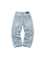 Jean de corte baggy en color azul claro con efecto lavado. Presenta un diseño de tiro alto, bolsillos laterales y traseros, y terminaciones deshilachadas en el ruedo.