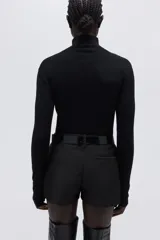 Top de manga larga confeccionado en punto fino, con diseño de corte ajustado y cuello alto.