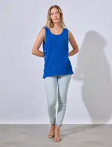 Musculosa azul tejida con cuello redondo y laterales con apliques de botones.