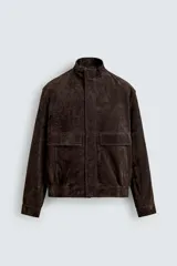 Cazadora regular fit de cuero con acabado serraje en color marrón, cuello subido, bolsillos de plastrón con solapa en la cadera y cierre frontal de cremallera oculta por solapa con botones a presión.