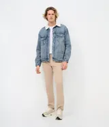 Pantalón de sarga corte slim color beige, con cierre de botón y cremallera, trabillas en la cintura y bolsillos laterales y traseros.