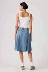 Falda midi de denim en tono azul claro, con diseño acampanado y paneles verticales tipo godet.