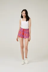 Short de rayon con estampado multicolor, cintura elastizada y cordón con borlas decorativas.