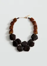 Collar de abalorios acrílicos en tonos marrones y carey con diseño de múltiples piezas geométricas y cierre de cadena con mosquetón.