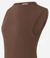 Vestido midi de algodón color marrón, con escote bote, sin mangas y con ligero drapeado lateral.