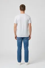 Remera gris melange de manga corta con cuello redondo y estampa frontal de una pantera y la inscripción "Otherside".
