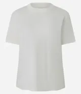 Remera básica de manga corta y cuello redondo, confeccionada en suedine de algodón peruano certificado BCI.