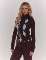 Conjunto de dos piezas compuesto por un cardigan de cuello alto con cierre frontal y un pantalón de silueta recta. Ambas prendas presentan un diseño de rombos en tonos marrón y celeste.