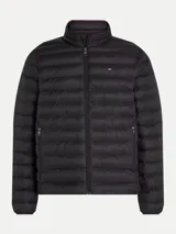 Campera puffer negra Tommy Hilfiger, con cuello alto, cierre frontal con cremallera, bolsillos laterales y logo bordado en el pecho.