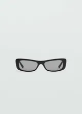 Gafas de sol de diseño rectangular con montura de pasta negra y lentes oscuras.