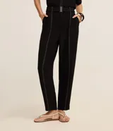 Pantalón zanahoria de crepé airflow color negro, con cintura alta, bolsillos laterales, costuras contrastantes en color blanco y cinturón elástico con hebilla metálica.
