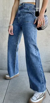 Pantalón de jean celeste con efecto lavado, de corte recto y tiro alto.