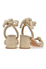 Sandalia de tacón medio color arena, con tiras de soga y ajuste al tobillo con nudo.
