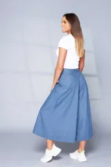 Pantalón culotte de jean camisero color celeste, de corte ancho y largo midi.