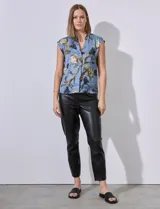 Blusa de satén estampada con flores, marca Elie Tahari. Tiene cuello a la base, escote en V y abertura central con botones ocultos.