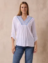 Blusa amarilla de manga 3/4 con escote en V y bordado multicolor. Largo de manga regulable con presilla y botón. Marca Ruby Rd.