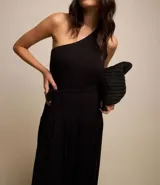 Vestido midi negro de viscosa, con escote asimétrico de un hombro, sin mangas, corte acampanado y lazo en la cintura.