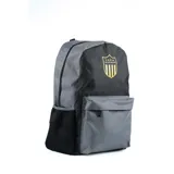 Mochila de poliéster negra y amarilla con el escudo del Club Atlético Peñarol. Cuenta con un compartimento principal con cierre, un bolsillo frontal con cierre y bolsillos laterales de malla.
