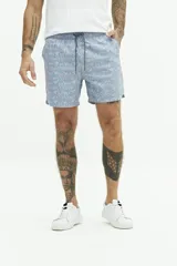 Short de baño con estampado botánico en tonos azul y rosado, cintura elástica con cordón ajustable, bolsillos laterales y bolsillo trasero.