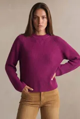 Sweater de punto en color fucsia, con cuello redondo y diseño de manga larga con corte raglán. Presenta una textura acanalada y un calce holgado.