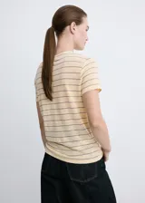 Remera de lino de corte recto y diseño a rayas horizontales finas, con cuello redondo y mangas cortas.