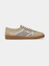 Zapatillas urbanas de diseño retro en tonos beige, marrón y celeste, confeccionadas en serraje con suela de goma color caramelo y cordones blancos.