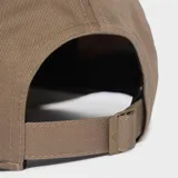 Gorra de béisbol Adidas de color marrón, con visera precurvada y el logo de las 3 Barras bordado en tono ton sur ton en el frente.