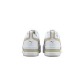 Championes Puma modelo Mayze de plataforma, con capellada de cuero blanco y detalles en gamuza color beige en los laterales y talón. Presenta suela de goma robusta con logo Puma en relieve y detalles dorados en el lateral y la lengüeta.