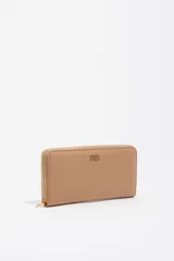 Billetera grande de nylon color beige, con cierre perimetral de cremallera metálica dorada y logo de la marca aplicado en la parte frontal.