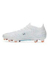 Championes de fútbol Under Armour Shadow Pro 4 FG, diseñados para césped natural. Presentan un empeine textil ligero en color blanco con detalles gráficos en azul y logo de la marca en tono cobrizo. Cuentan con cuello y lengüeta de punto para un ajuste tipo calcetín, contrafuerte 3D en el talón y una suela con tacos biomecánicos para optimizar la aceleración y desaceleración.