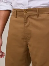Bermuda de algodón y lino color beige, corte chino.