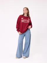 Jean de corte wide leg con diseño de rayas verticales finas en tono azul claro. Presenta cierre frontal con botón y bolsillos laterales.