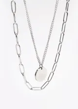 Collar doble plateado con cadena de eslabones grandes y cadena fina con dije circular.
