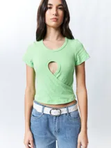 Remera de manga corta color verde lima, ajustada al cuerpo, con un corte cruzado en la parte inferior y un recorte en forma de corazón en el centro del pecho.