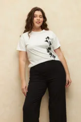 Pantalón sastrero negro de tiro alto, corte recto y sin pretina.