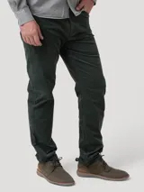 Pantalón de cotelé color verde oscuro con corte modern fit, cierre frontal con botón y bolsillos laterales.