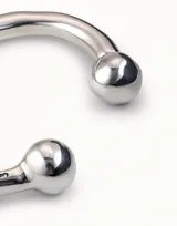 Pulsera rígida bañada en plata, con diseño abierto y terminaciones en forma de bola en cada extremo.