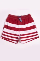 Short de baño azul con franjas horizontales en celeste y azul claro. Cuenta con cintura elástica ajustable con cordón, dos bolsillos laterales y uno trasero.