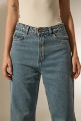 Pantalon de jean recto de tiro alto, con acabado metalizado en color gris oscuro. Presenta bolsillos laterales y traseros, con cierre de botón y cremallera.