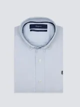 Camisa de hombre clásica de manga larga, confeccionada en 100% algodón, con diseño de rayas verticales en tonos azul, celeste y blanco, cuello abotonado y bordado sutil en el pecho.