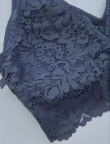 Pack de dos bralettes de encaje, uno color rosa y otro color gris.