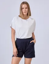 Short de algodón color rosa claro, con pretina ancha elastizada y bolsillos inclinados en la parte delantera.